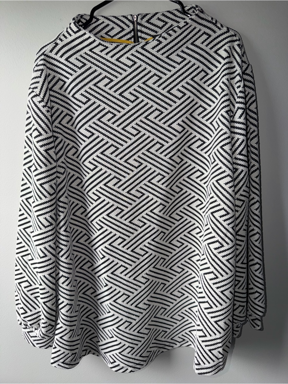 Black & White Geometric Pattern Women's top